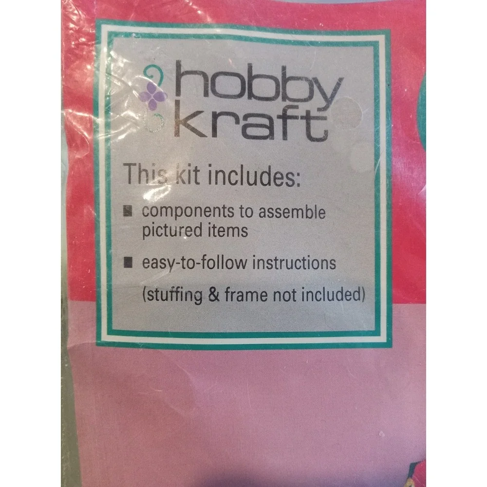 Hobby Kraft Christmas 12 inch Green Felt Holly Wreath Craft‎ Kit #9800 Menagerie